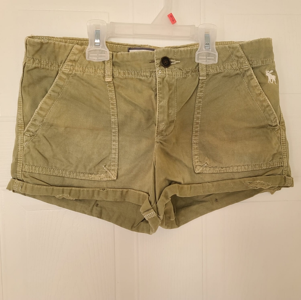 Abercrombie & Fitch Shorts Olive Size 0/W25